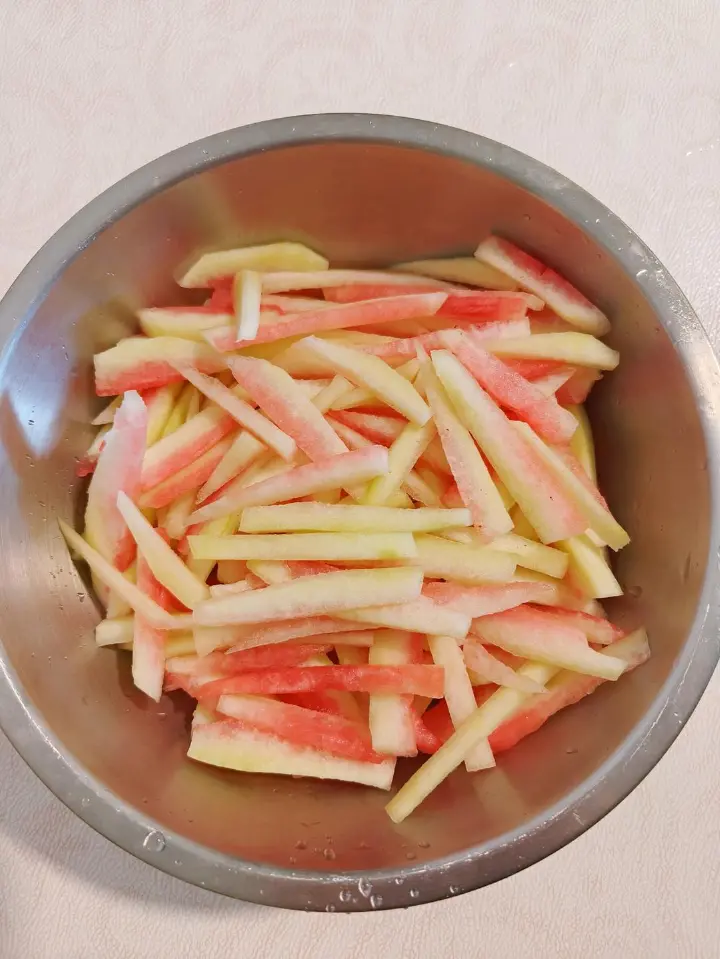 清炒西瓜皮 第 1 步