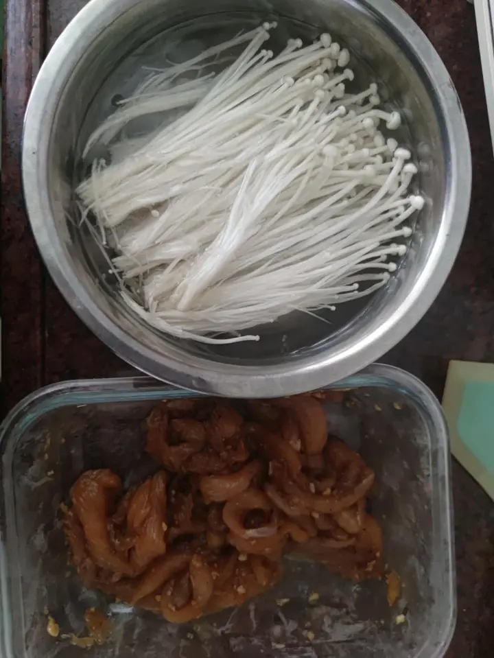 电饭煲金针菇鸡胸肉 第 2 步