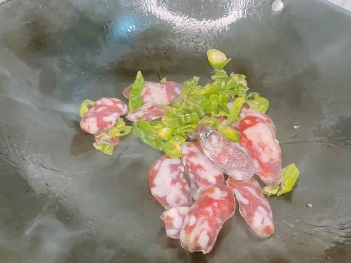 菌菇炒腊肠 第 4 步