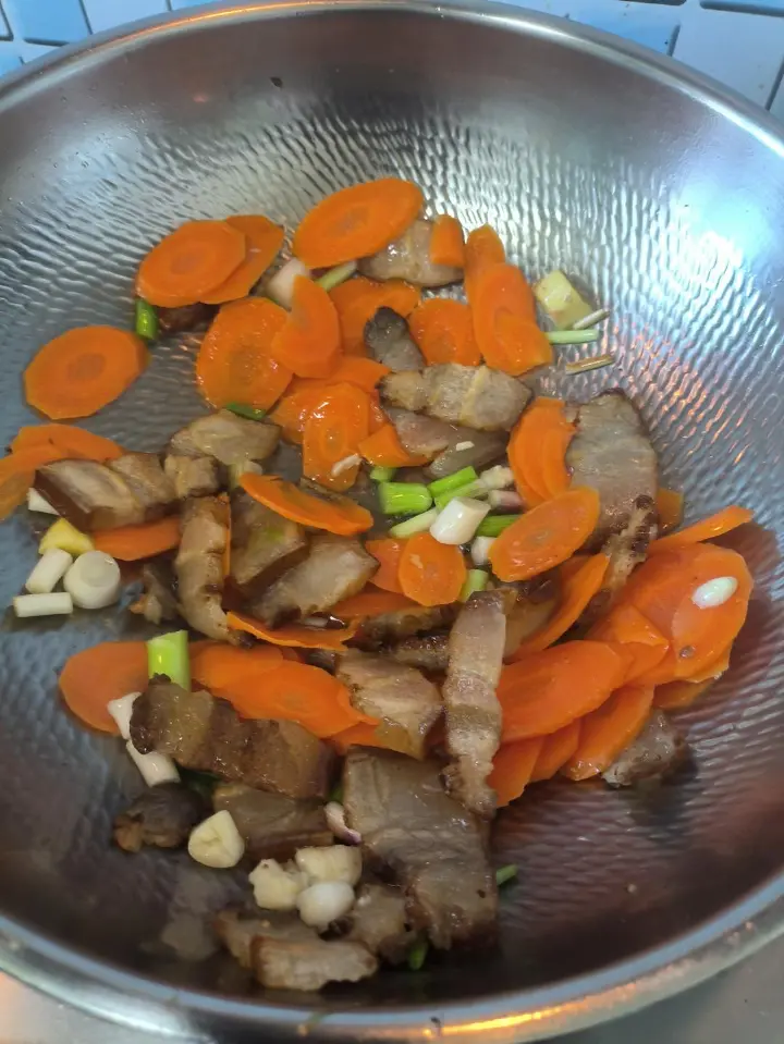 胡萝卜炒腊肉 第 9 步
