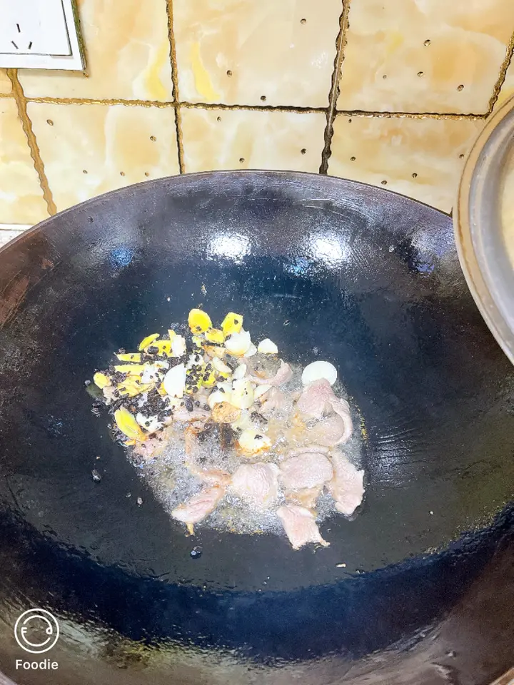 豆豉凉瓜炒肉片 第 2 步
