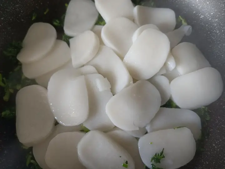 荠菜炒年糕 第 7 步