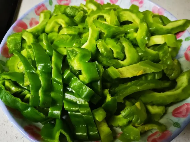 苦瓜炒蛋 第 1 步
