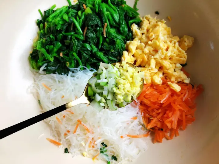 菠菜鸡蛋手抓饼馅饼 第 4 步