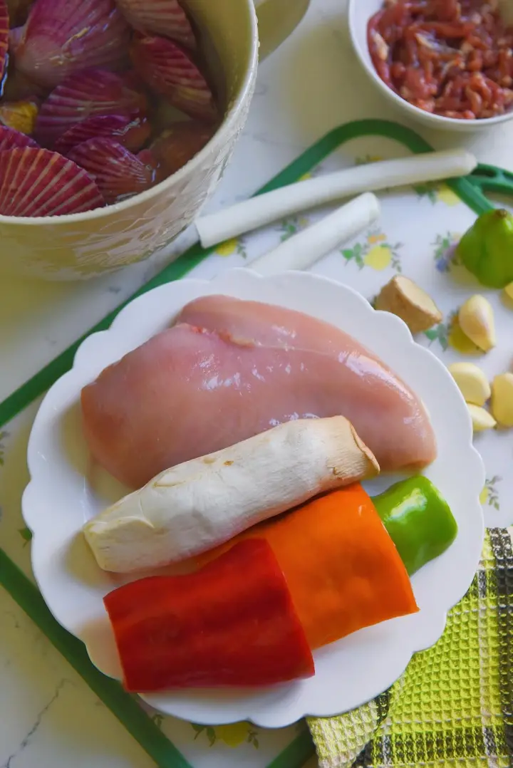 彩椒杏鲍菇炒鸡丁 第 1 步
