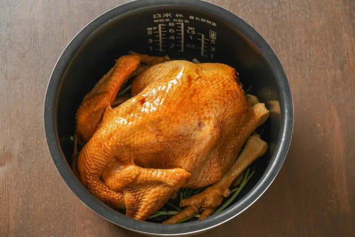 电饭煲焖整鸡 第 5 步
