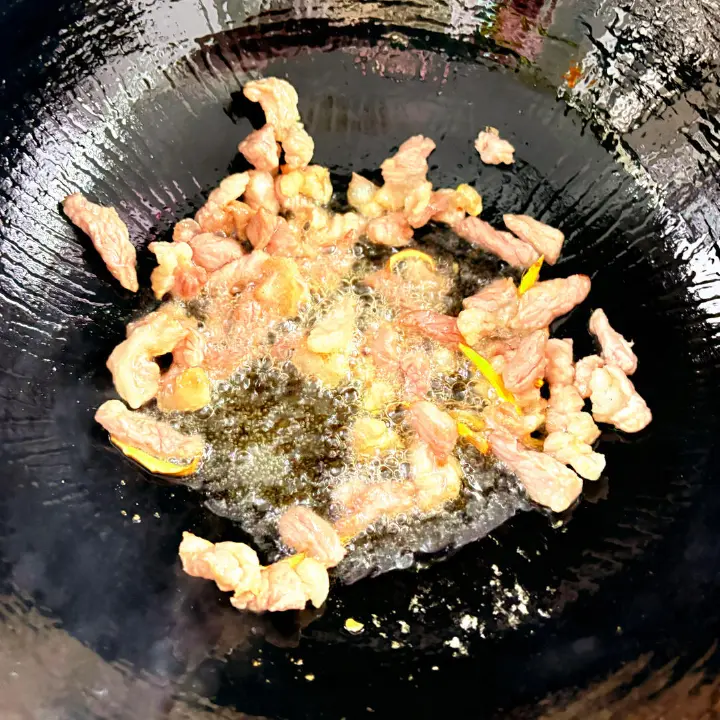 秋葵肉丝炒脆皮黄瓜 第 2 步