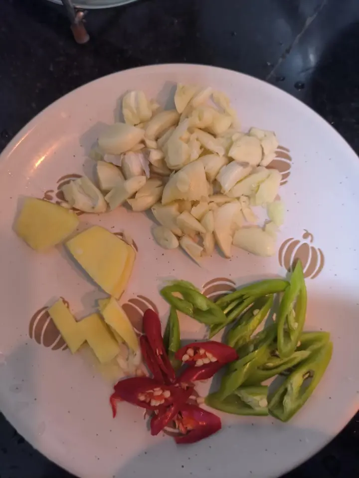 茶树菇炒肉 第 4 步