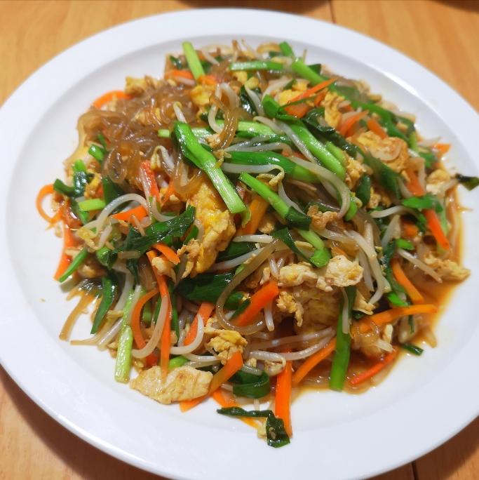 韭菜豆芽炒粉丝成品图