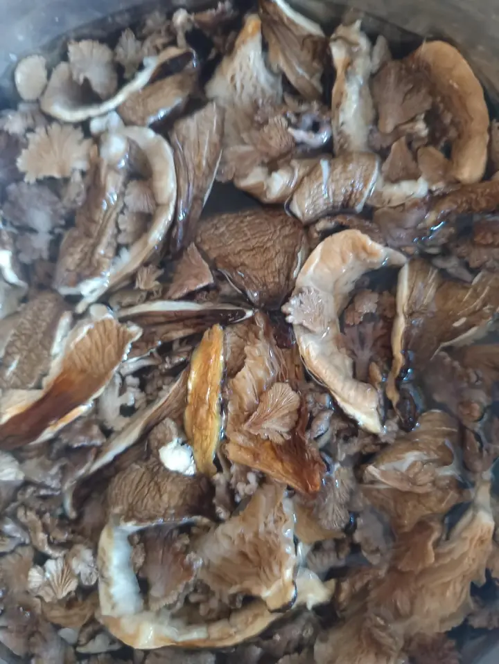 白参菌炒鸡蛋 第 1 步