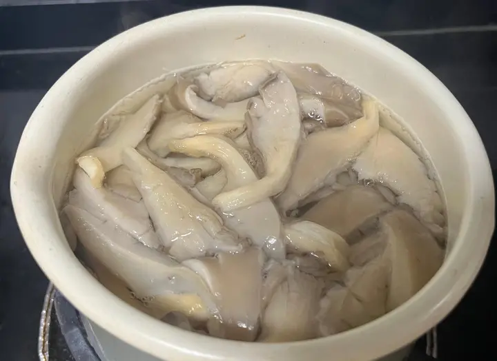 平菇炒肉片 第 3 步