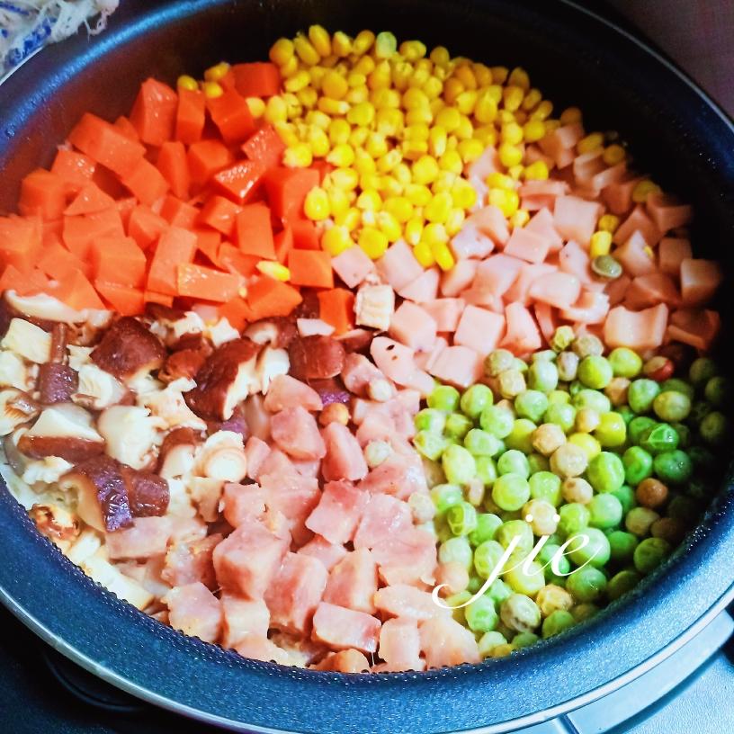 电饭锅腊肠焖饭成品图