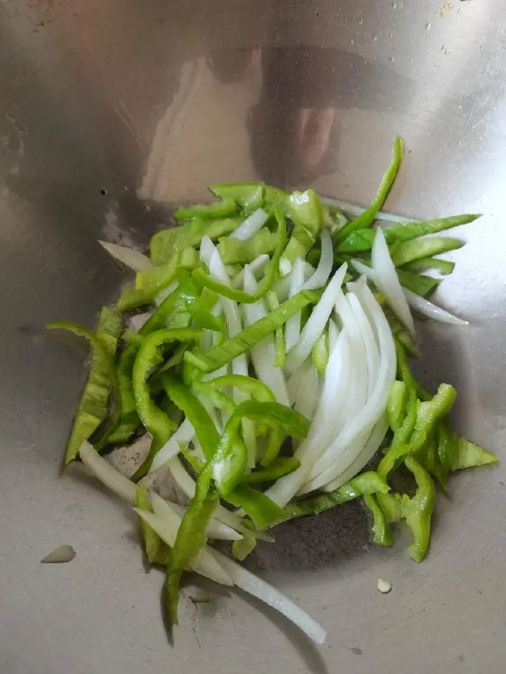 黑椒香肠炒青椒 第 2 步
