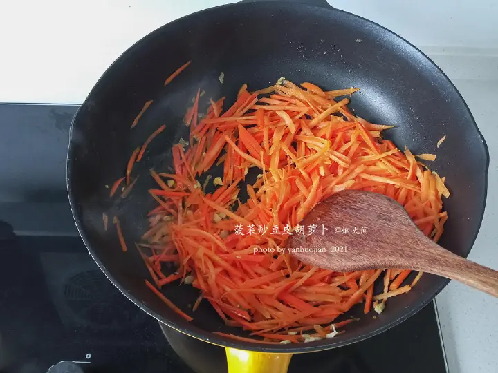 菠菜炒豆皮胡萝卜 第 5 步