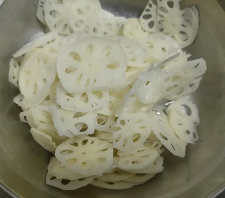 藕尖炒肉片 第 1 步