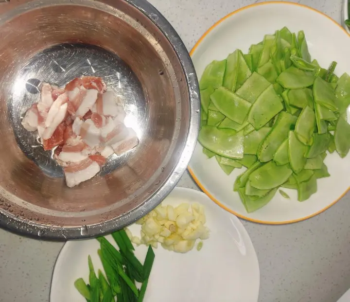 扁豆炒五花肉 第 3 步