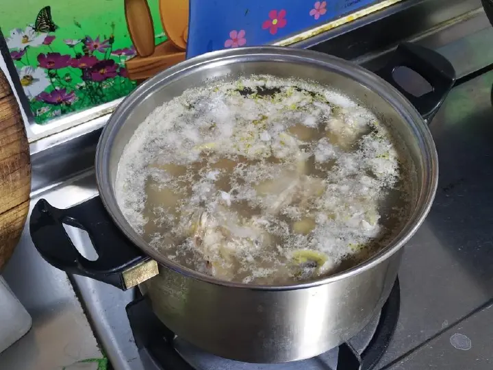 栗子香菇焖鸡 第 3 步