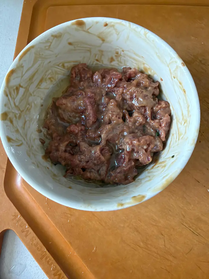 胡萝卜茭白丝炒牛肉 第 2 步