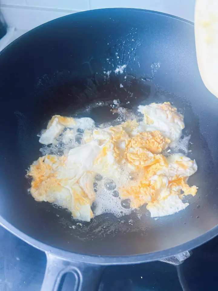 豆芽炒鸡蛋 第 2 步
