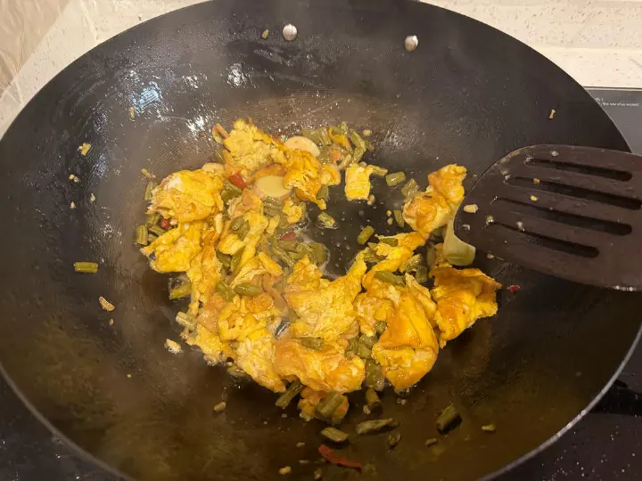 酸豆角炒鸡蛋 第 3 步