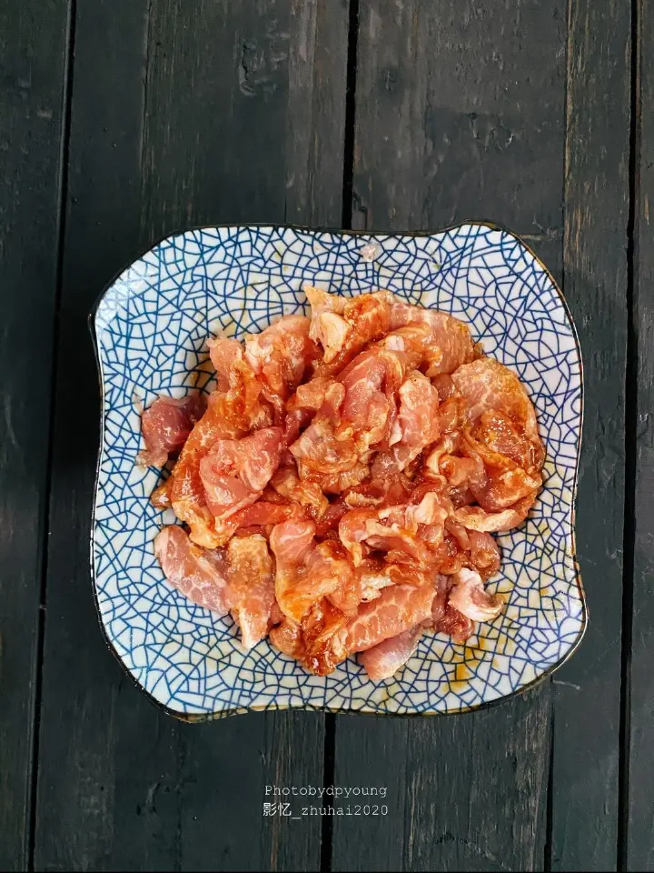 瘦肉杏鲍菇炒荷兰豆 第 3 步