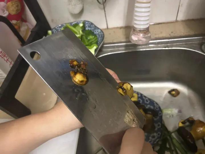 青椒牛肝菌炒腊肉 第 2 步