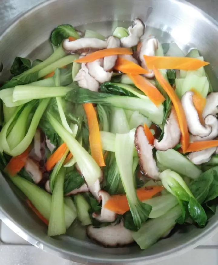 油菜炒香菇 第 3 步
