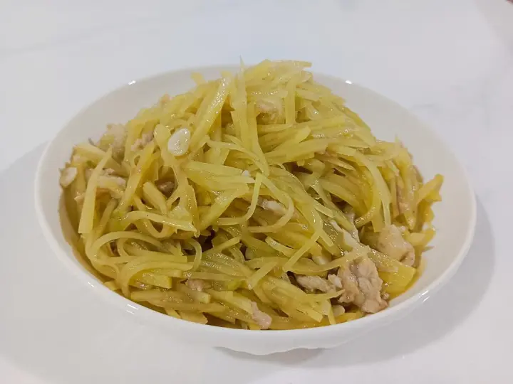 白玉菇炒鸡蛋 第 4 步