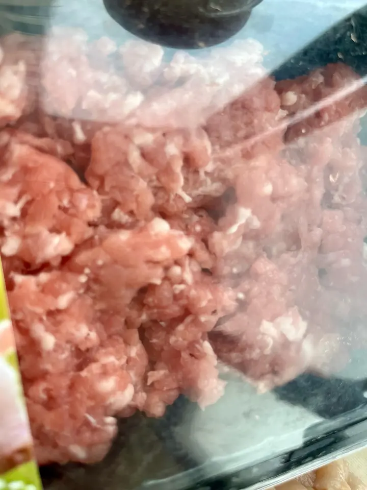 鸡丁猪肉香菇干子包子 第 2 步