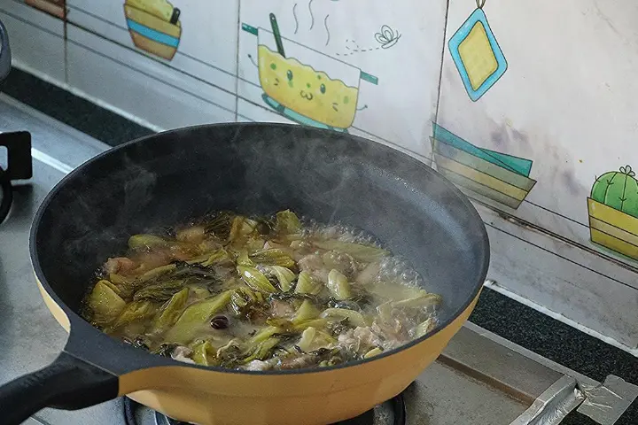 酸菜炖五花肉 第 7 步