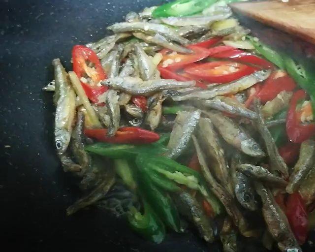 辣椒小炒河鱼干 第 2 步