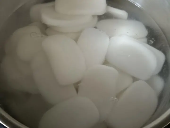 荠菜炒年糕 第 3 步