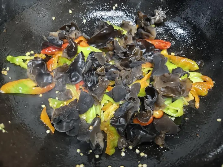 辣椒木耳炒鸡蛋 第 8 步