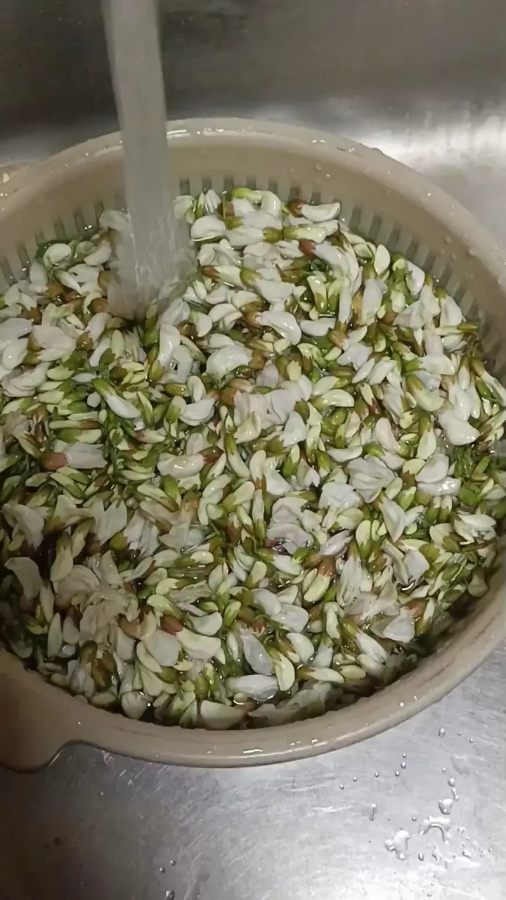 煎蒸洋槐花 第 1 步