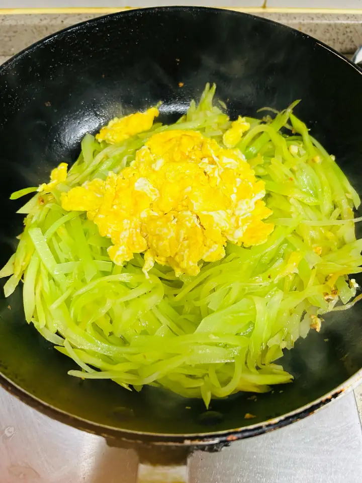 莴笋炒鸡蛋 第 6 步