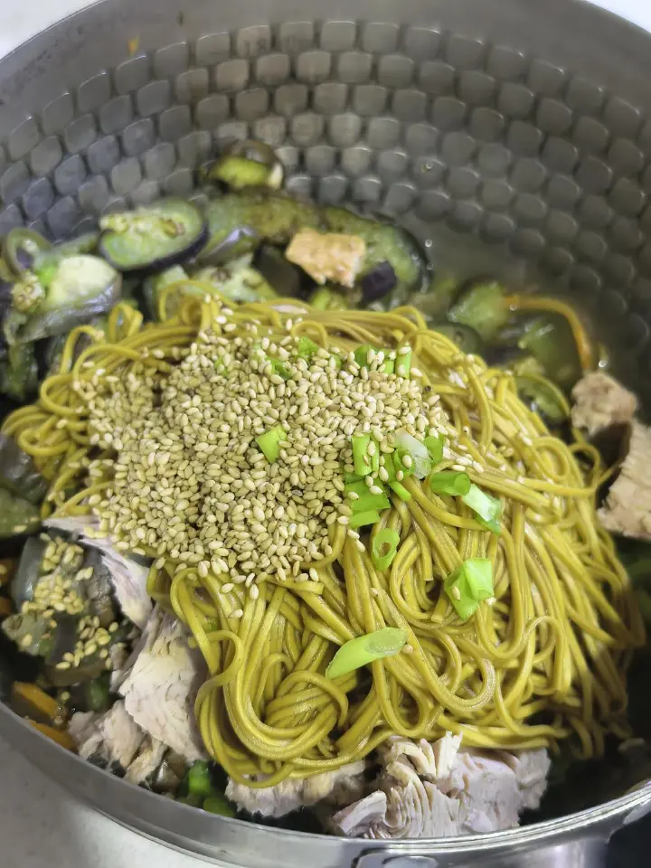 苦瓜茄子金枪鱼凉拌苦荞面 第 6 步