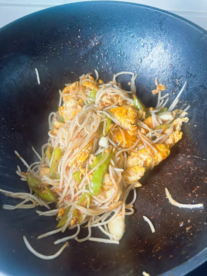 豆芽炒鸡蛋 第 5 步