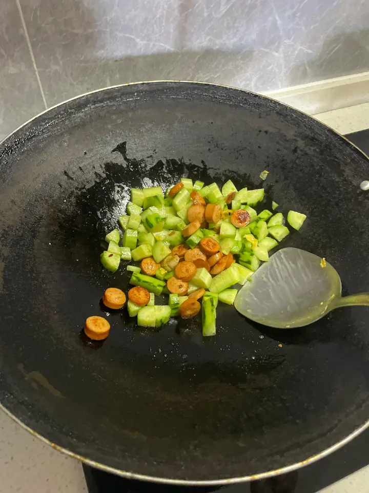 鸡蛋香肠炒黄瓜 第 5 步