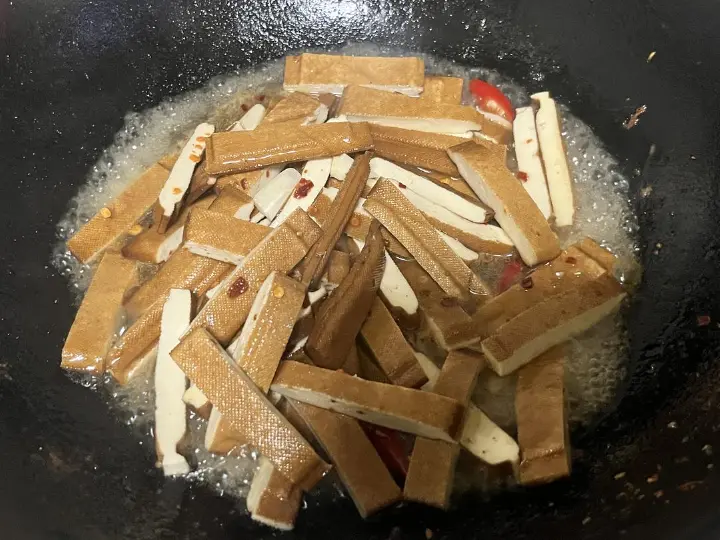 香干炒肉 第 2 步