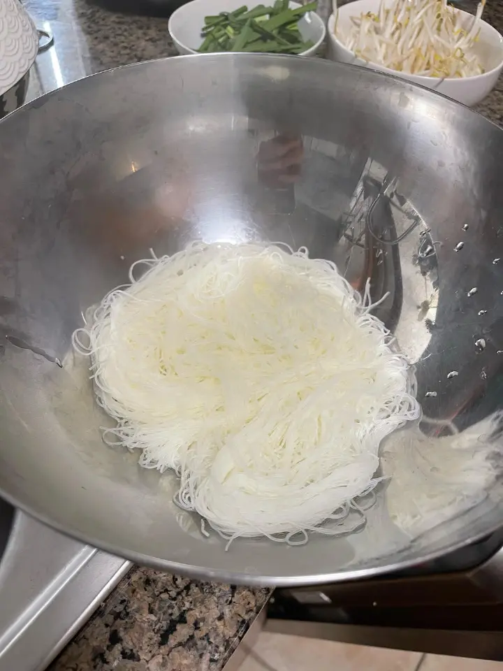 大排档风味韭菜豆芽炒米粉 第 5 步