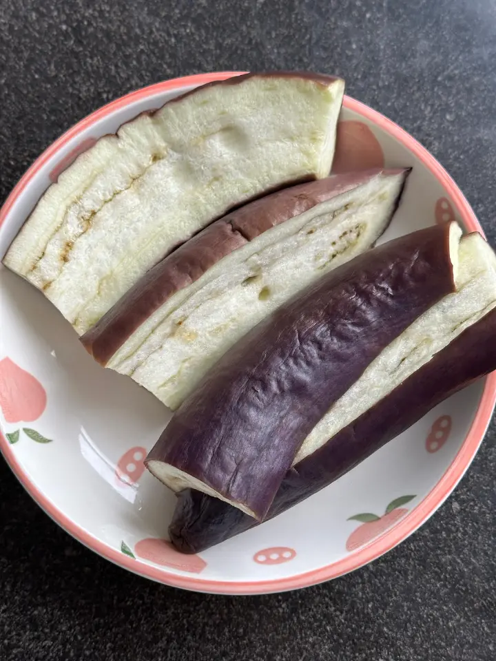 茄子皮蛋拌面 第 2 步