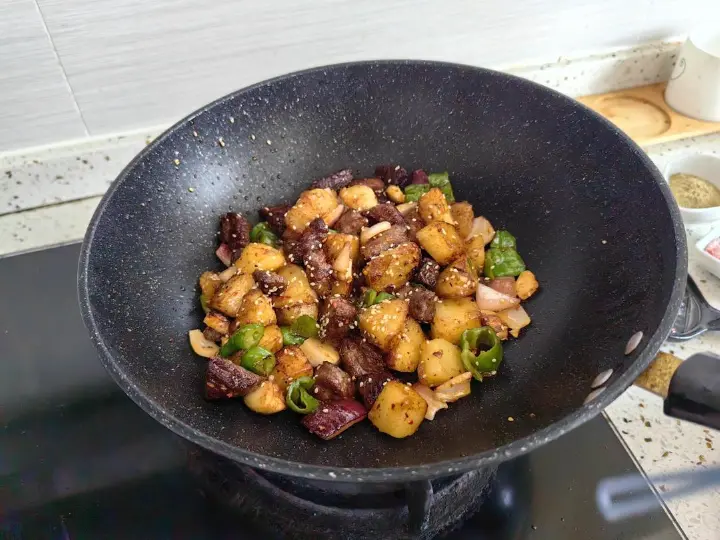 干锅土豆牛肉粒 第 9 步