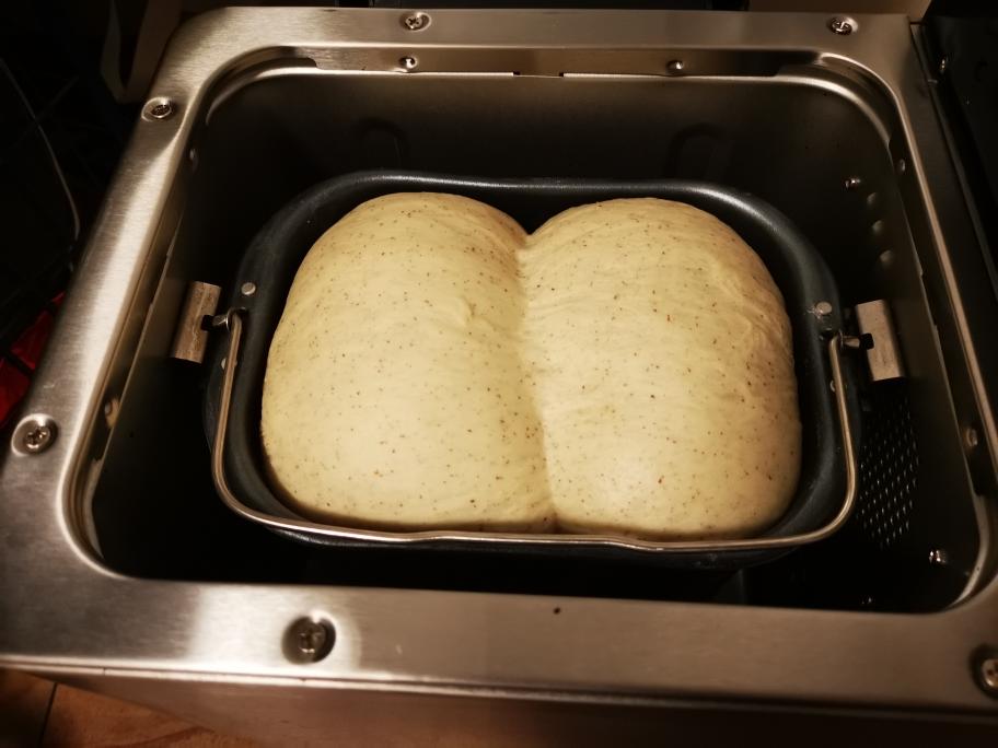 面包机松软拉丝甜面包成品图
