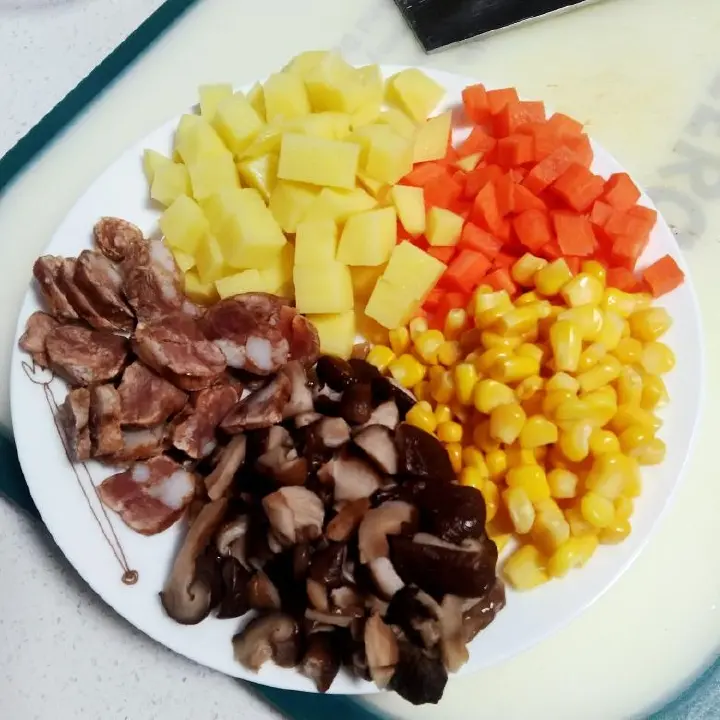 腊肠土豆香菇焖饭 第 1 步