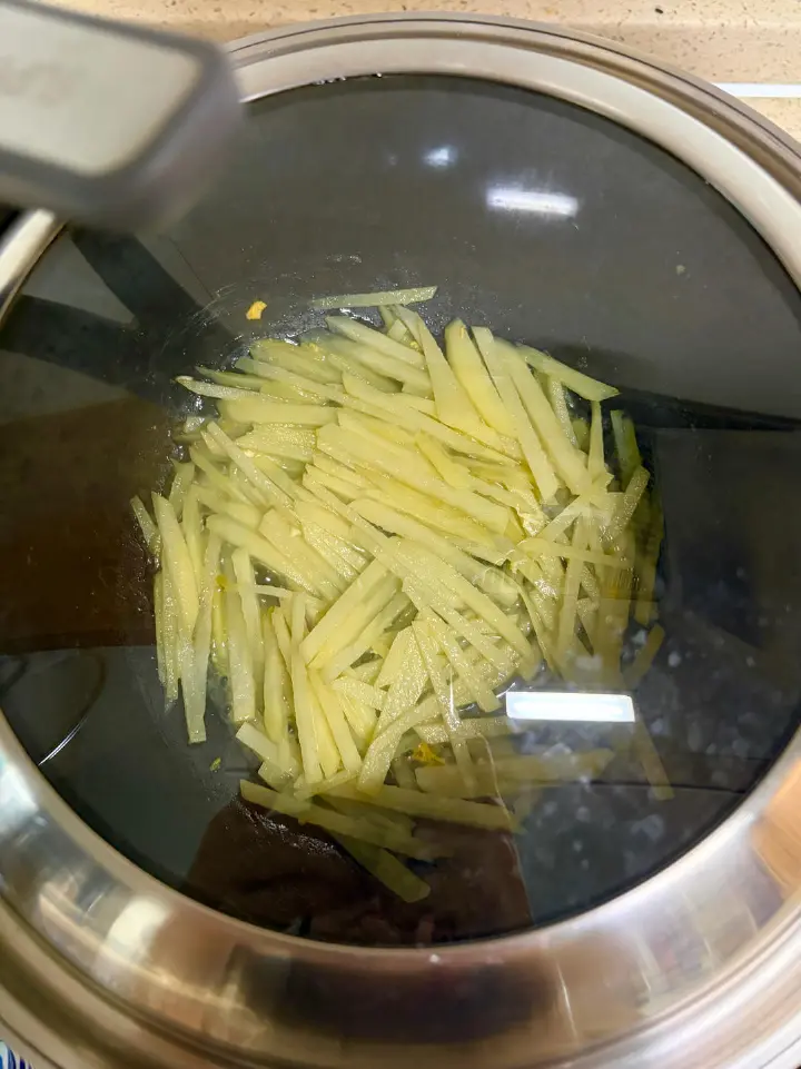 土豆炒鸡蛋 第 3 步