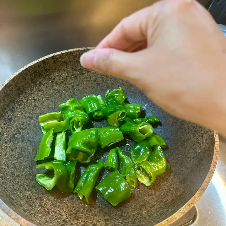 青椒炒松花蛋 第 4 步