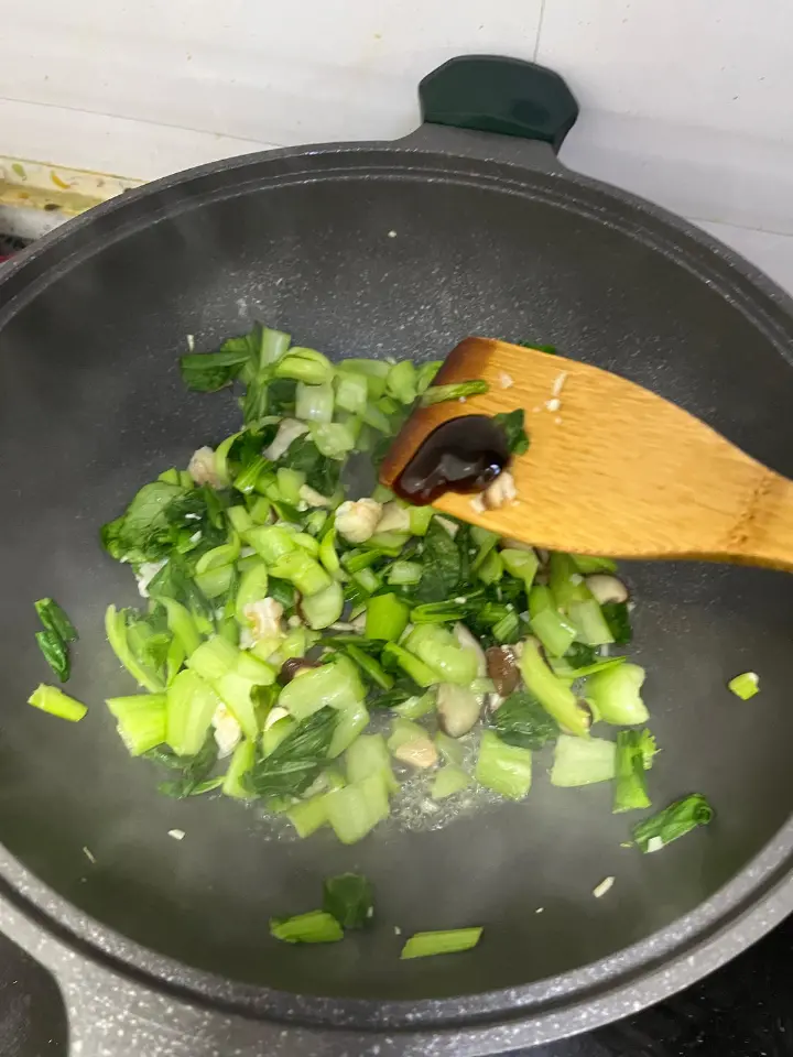 香菇虾仁炒油菜 第 6 步