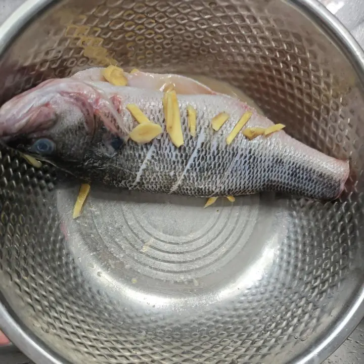 红烧鲈鱼 第 1 步