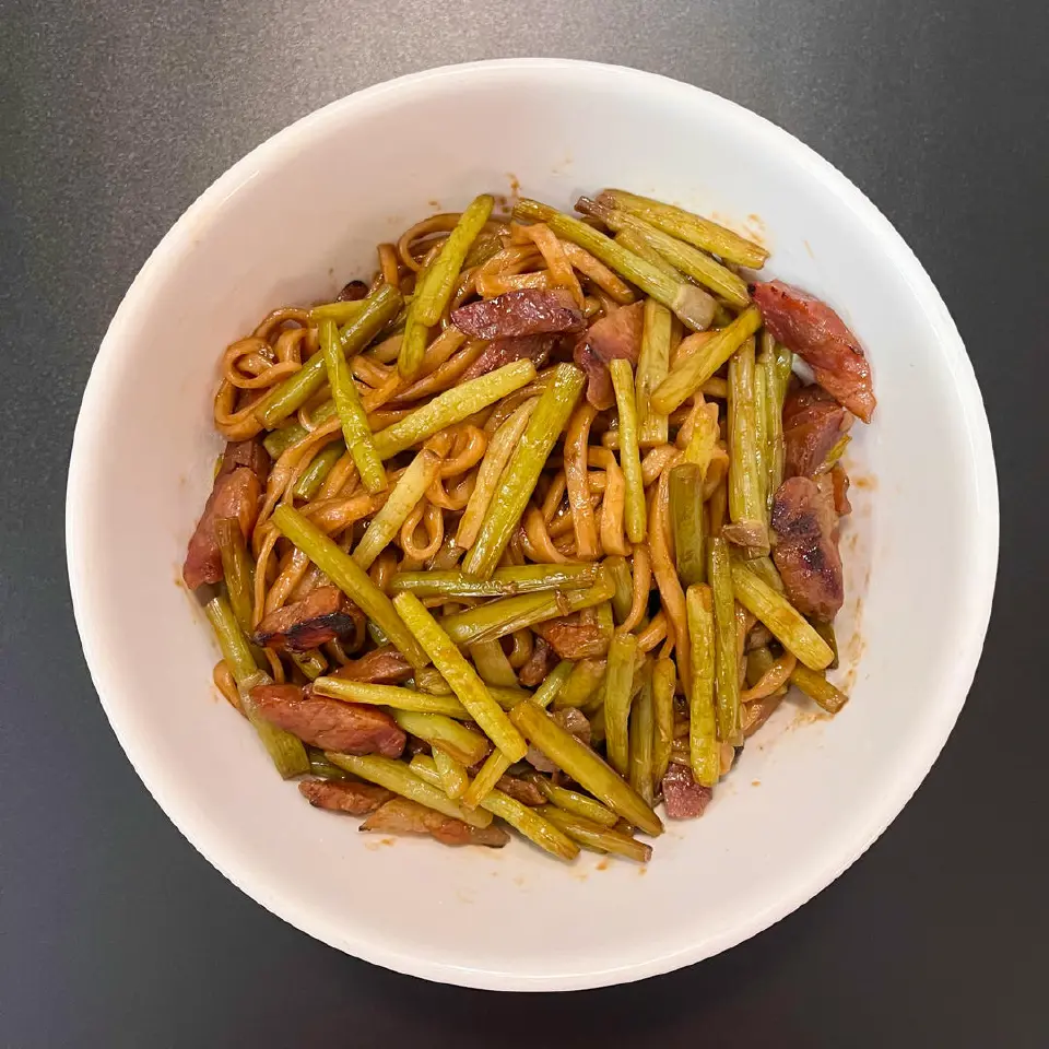 蒜苔腊肠焖面成品图