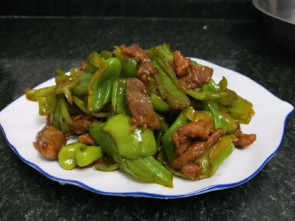 青椒炒肉片与孩儿菜烧腐竹成品图